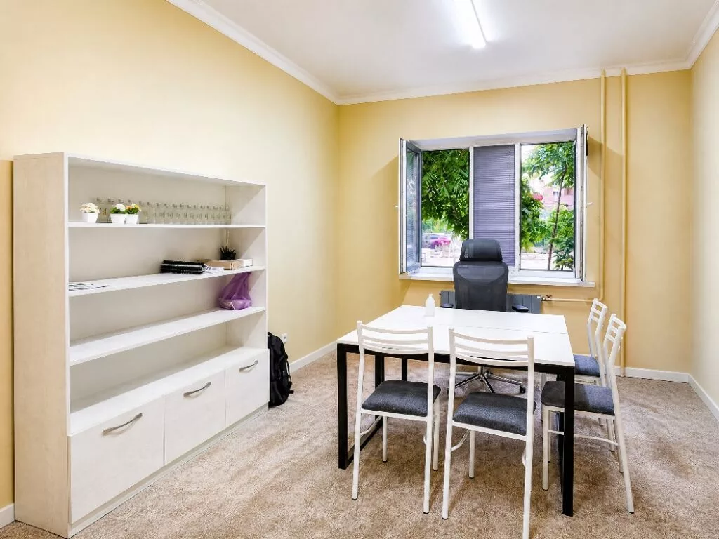 Продажа офисов 100 м², С ремонтом, Многоэтажное здание, 1 этаж