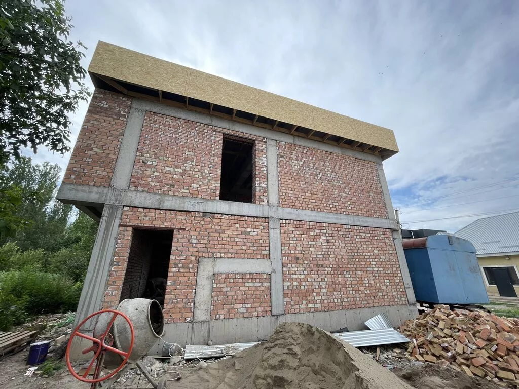 Продаю дом2 эт в селе Койташ. ПСО Площадь: 160 м2 Участок 3 .3