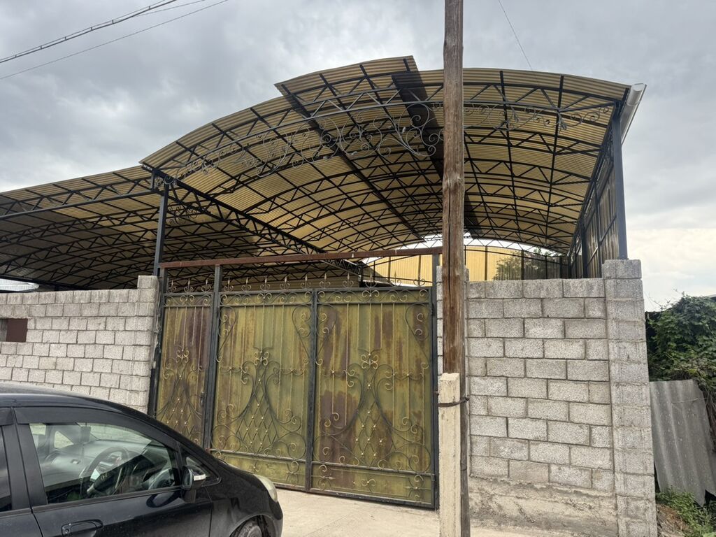Продаётся частный дом с большим навесом и капитальным ограждением