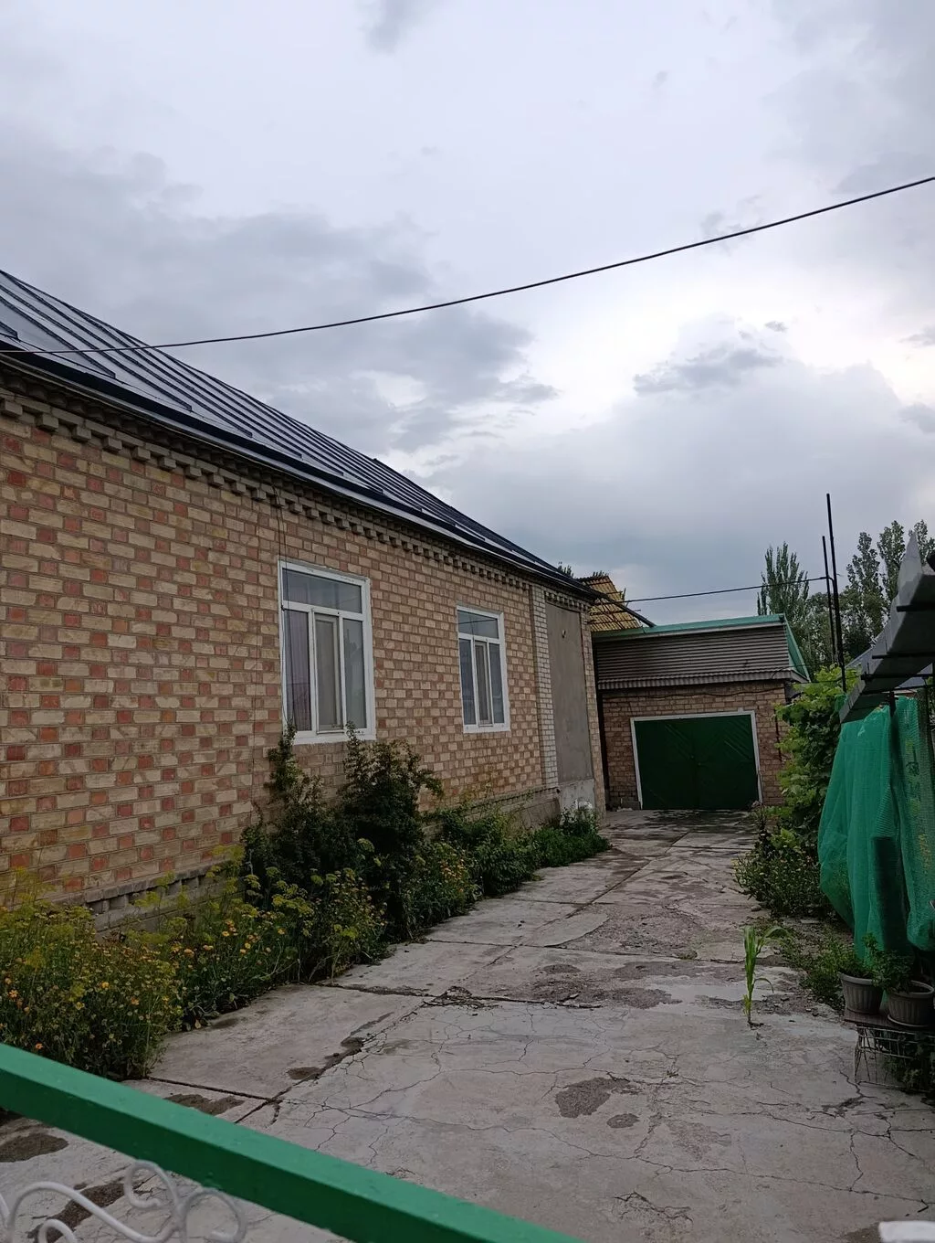 Продаётся кирпичный жилой дом в с.Новопокровка. с хозяйственным