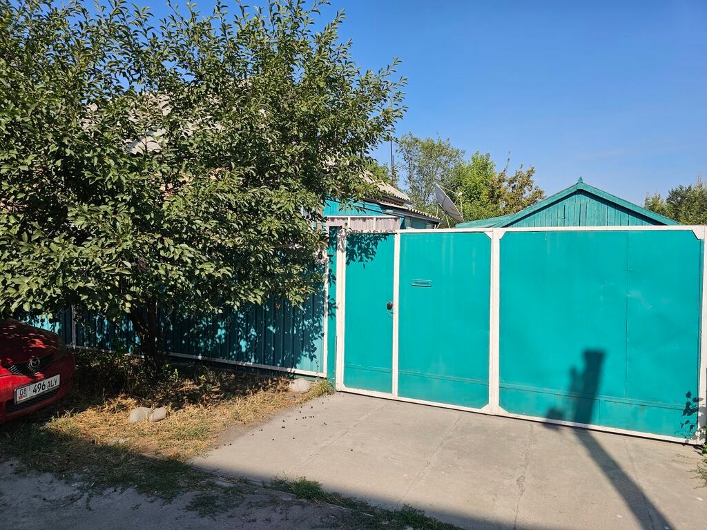 Предлагается дом с кирпичными стенами и двухскатной крышей, покрытой