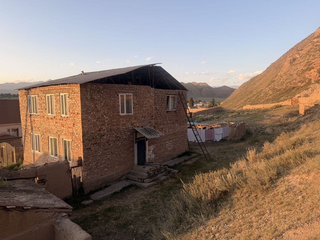 Продается двухэтажный дом из кирпича . Дом находится в г. Нарын, район