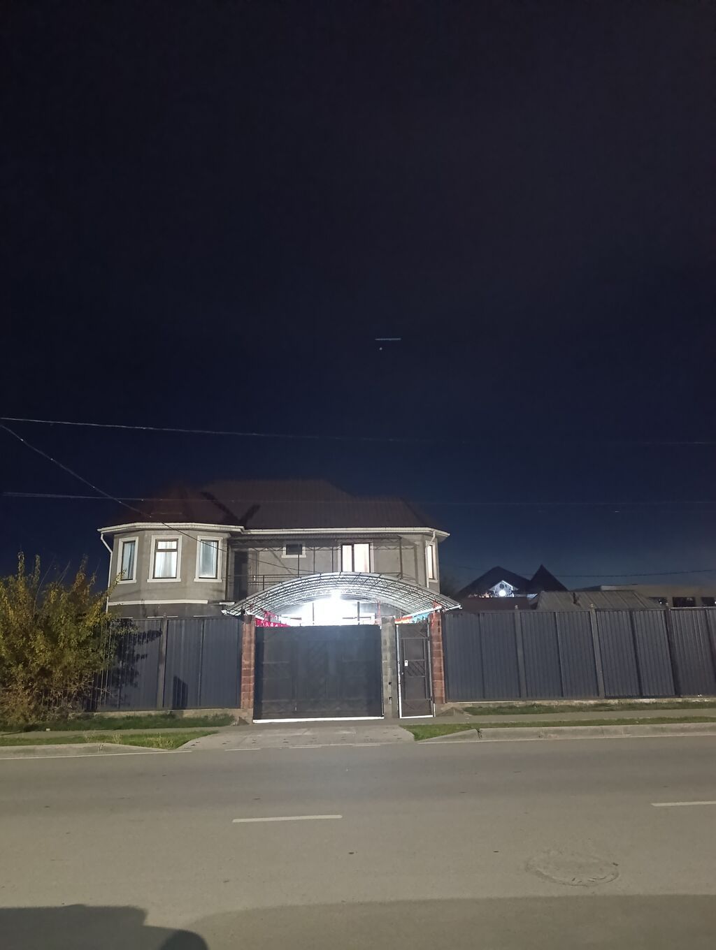 Продаётся двухэтажный частный жилой дом с подвалом и с участком на