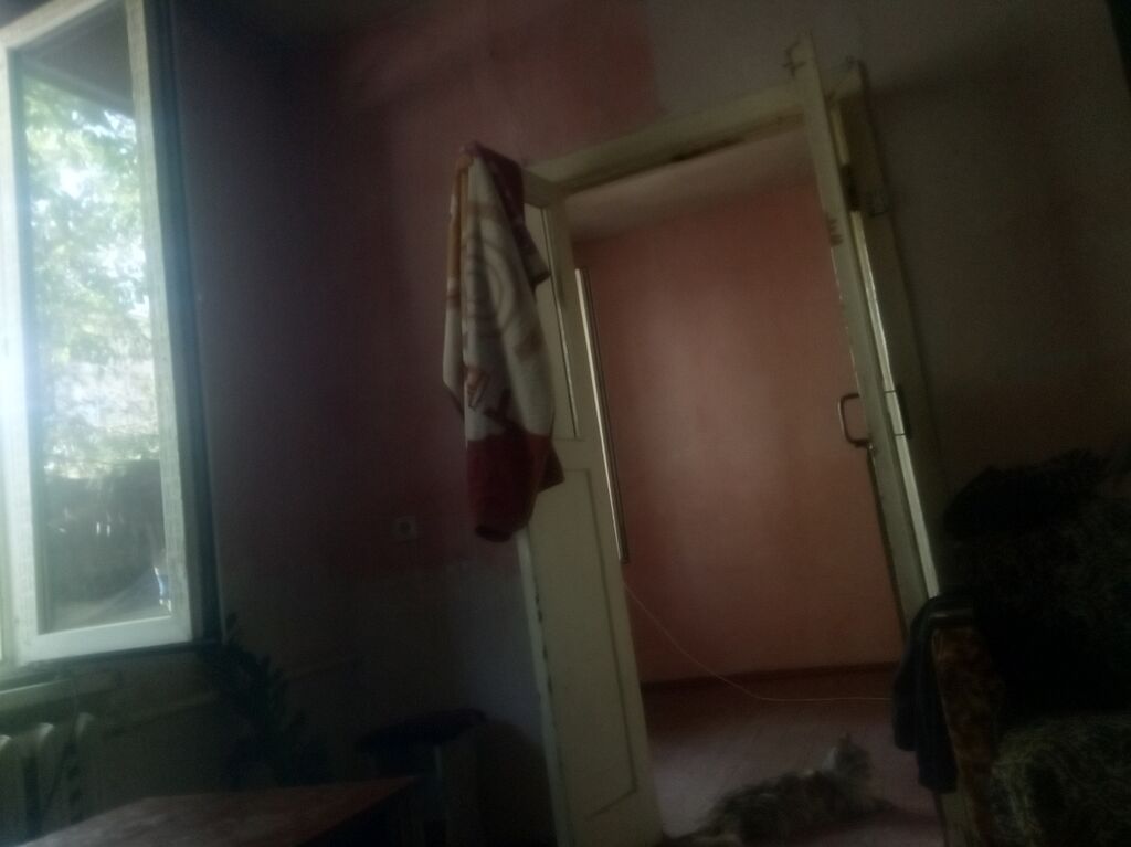 Комната в квартире - Просторная проходная комната с высоким потолком