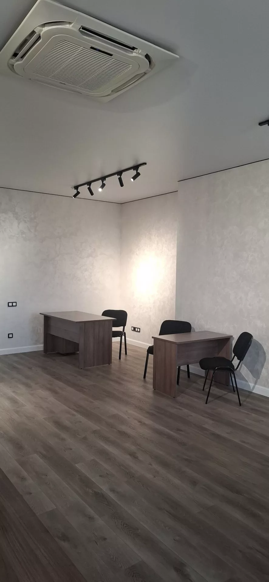 Аренда офисов, 52 м², В жилом комплексе, 1 линия, С системой безопасности
