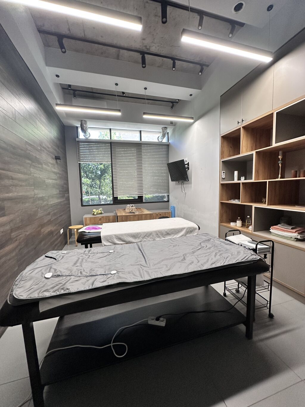 Аренда офисов, 80 м², В жилом комплексе, 1 линия, С оборудованием, С отдельной кухней