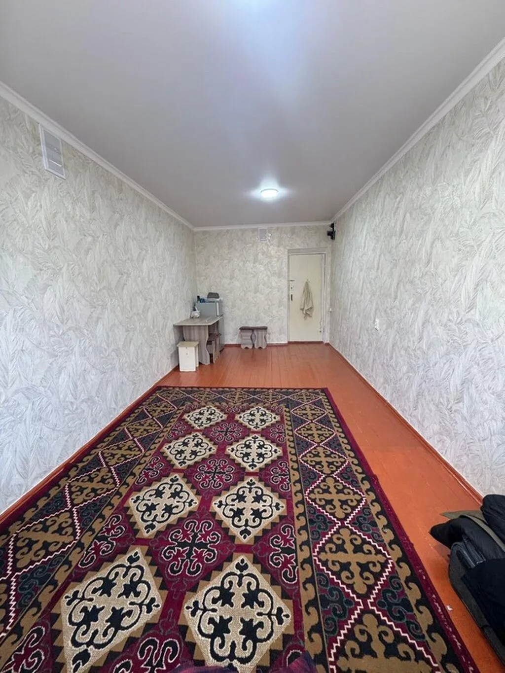 Продается комната в коммунальной квартире. Планировка и площадь: -