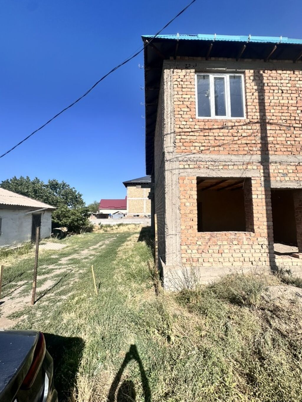 Продаётся двухэтажный кирпичный дом с участком. Характеристики: -