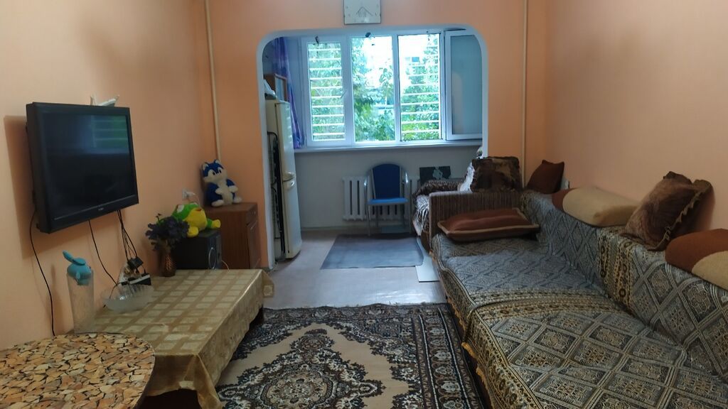 Сдаётся в трёх комнатной квартире две комнаты.В 11микр. Девочкам
