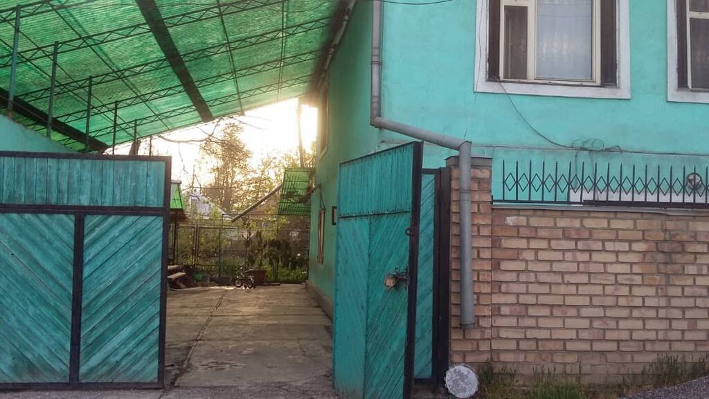 Продаю 2х.эт. особняк 200м2. С финской сауной с бассейном. 6 комнат. 2
