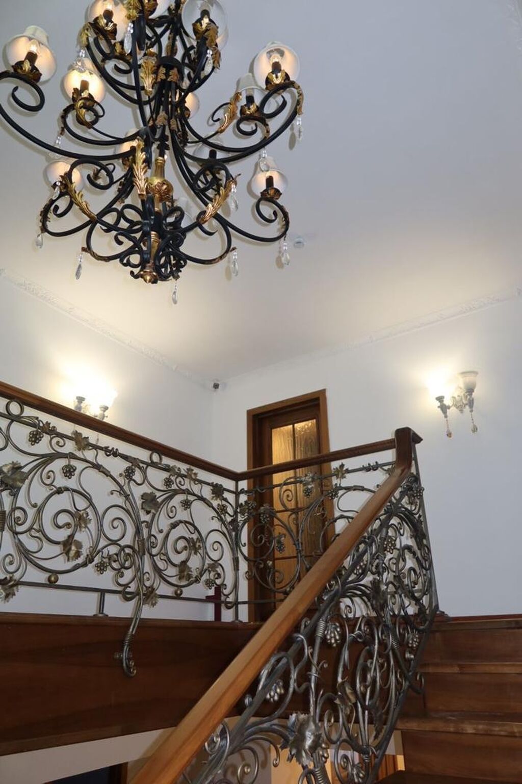 🏡 СДАЁТСЯ ЭКСКЛЮЗИВНАЯ КВАРТИРА В ЦЕНТРЕ БИШКЕКА 📍 Раззакова 33/1 —