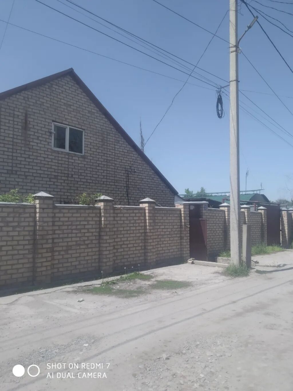 Продаётся кирпичный жилой дом с капитальным кирпичным забором и