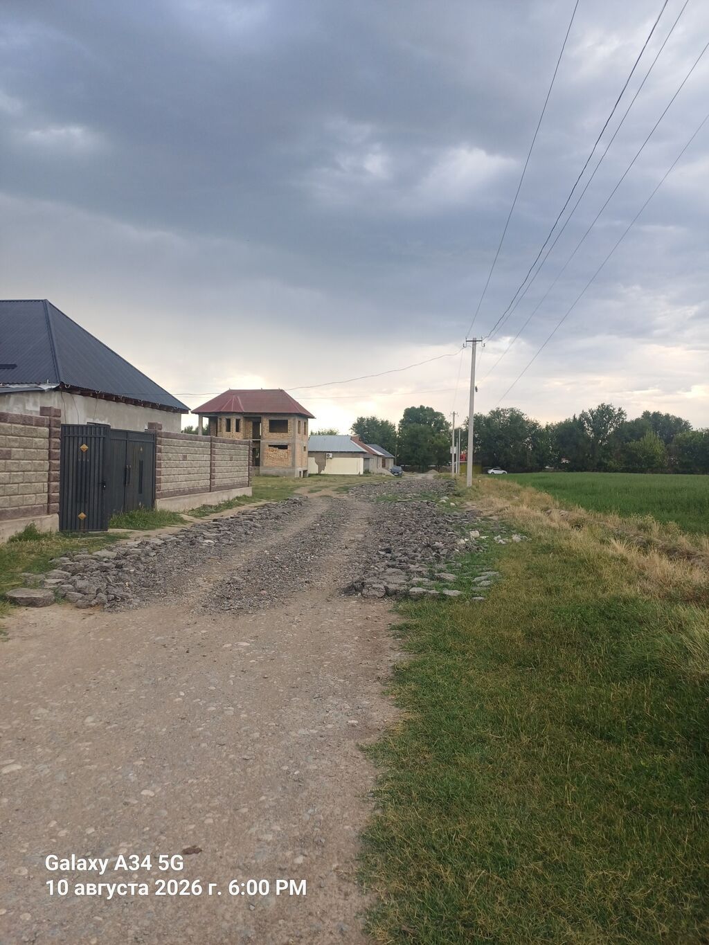 Продаётся дом 4 комнаты с участком в сельской местности.6.5 сотков