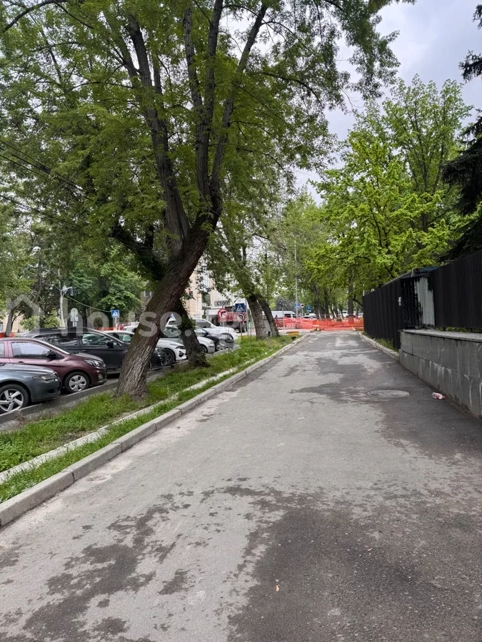 Аренда, коммерческая недвижимость: Чуйская область / Бишкек, город Бишкек, Парк Панфилова/Спартак - на долгий срок — за 3 942 сом