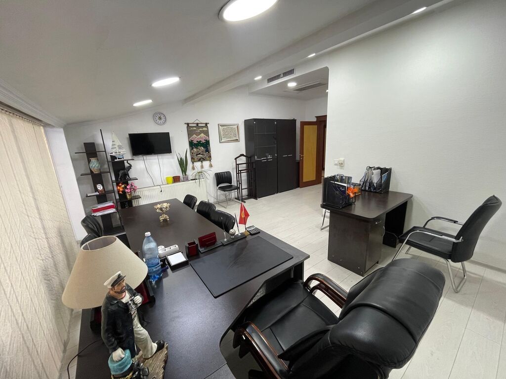 Аренда офисов, 50 м², В бизнес центре, С видом на горы, С оборудованием, С отдельным сан узлом