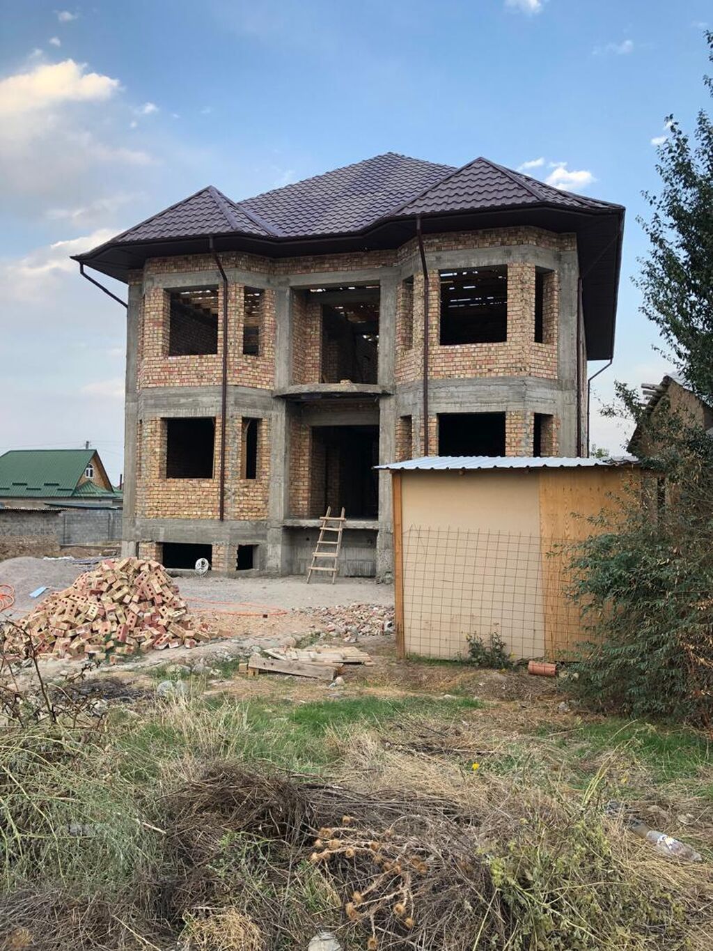 Продается кирпичный дом в стадии строительства . квадрат по 700$