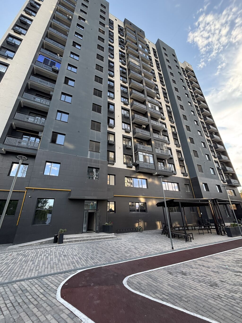 Аренда офисов, 80 м², В жилом комплексе, С видом на горы, С оборудованием, С отдельной кухней