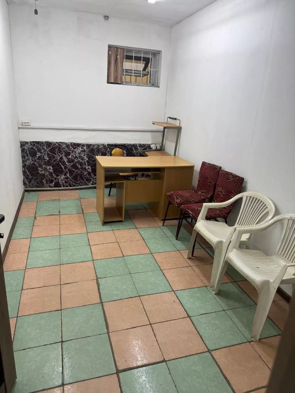 Аренда рабочего места в небольшом офисе. , 12 кв. М -18000 сом, 30 кв