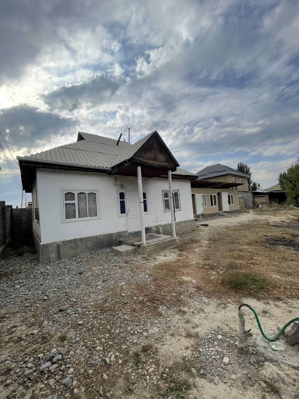 Продается дом с участком. Вода есть. Туалет тоже