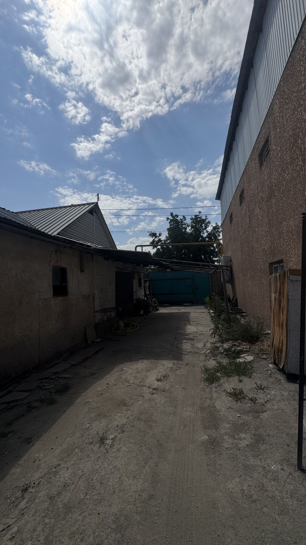 Кызыл Аскер продаю участок 9 соток с домом газ. Канализация