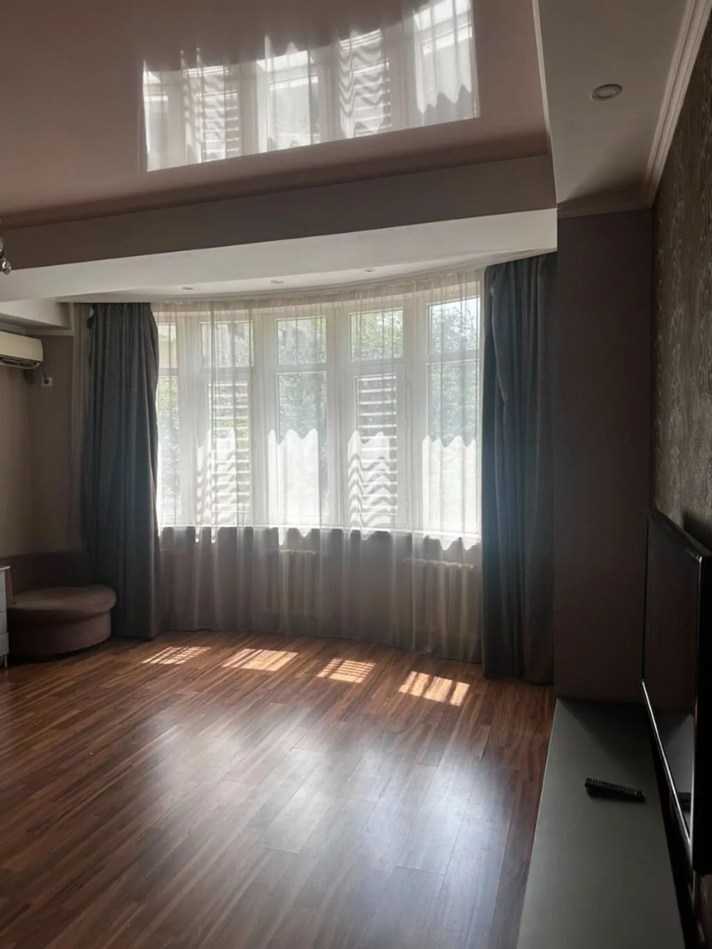 Элитная 2-комнатная квартира, Описание: 100 м², евроремонт, этаж