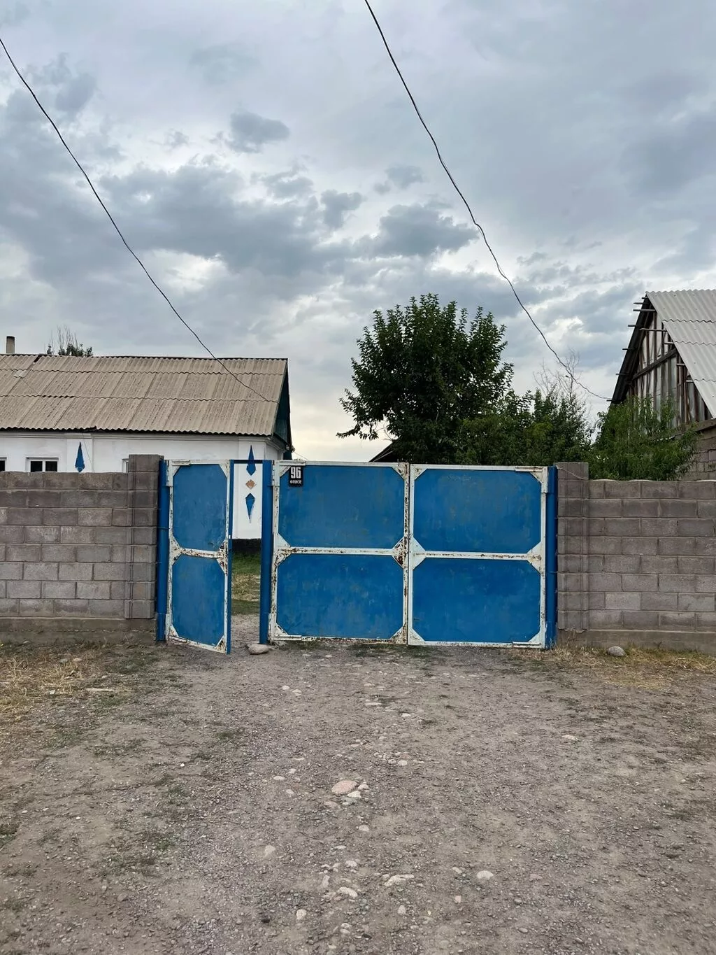 Продаётся жилой дом с большим участком и хозяйственными постройками