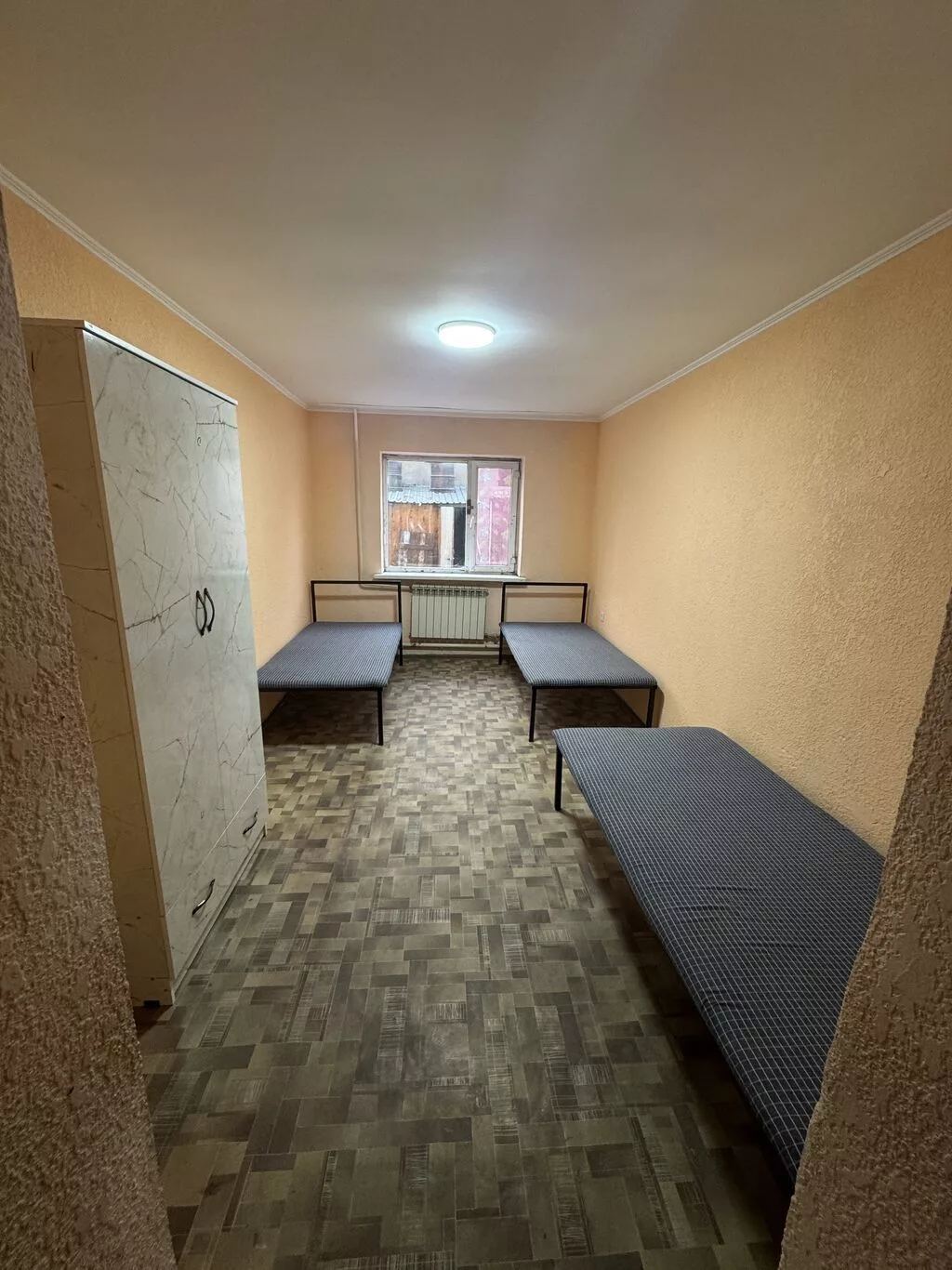 1 комната, Ошский рынок / базар Собственник, Студентам, от 3 месяцев, С мебелью полностью