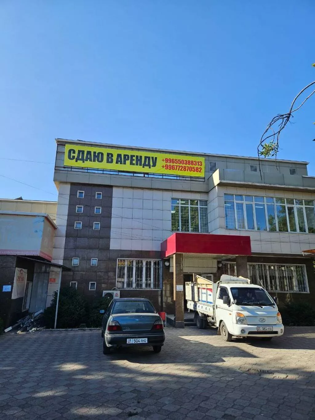Сдаётся второй этаж 2х этажного здания (под офис, магазин), район