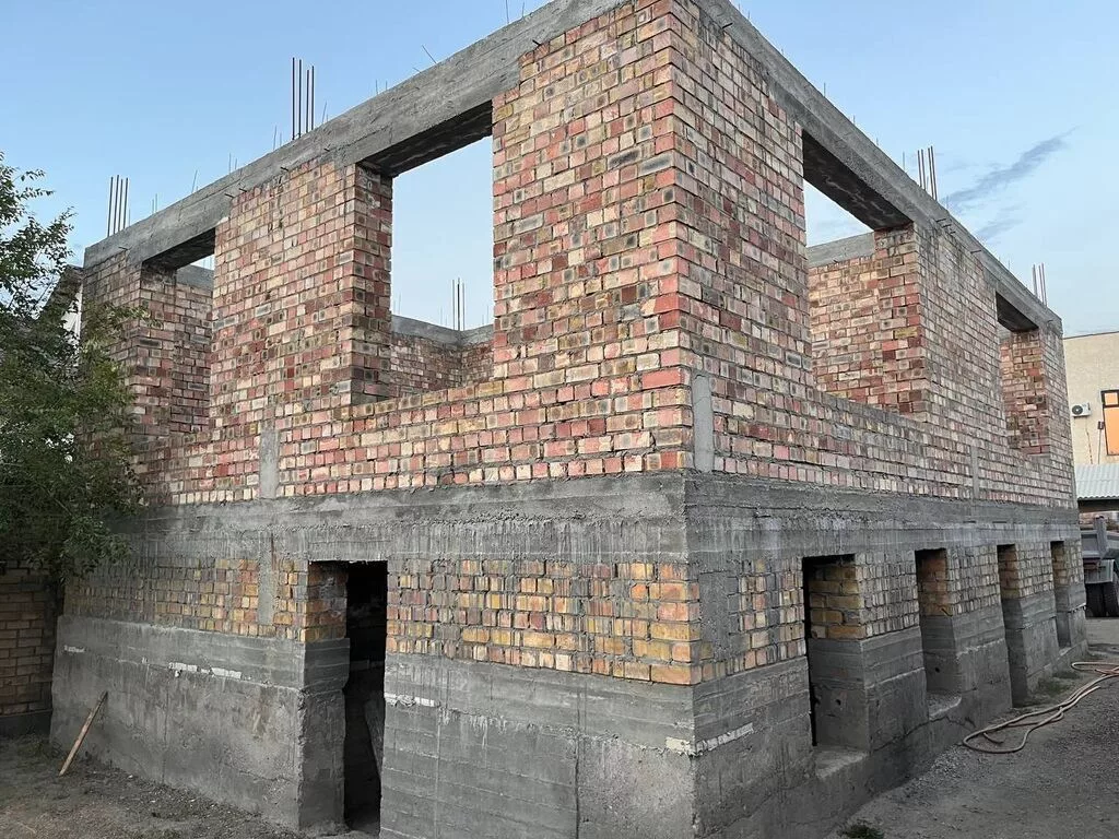 Продаётся дом в районе баха/ магистраль с участком 8 соток. На участке
