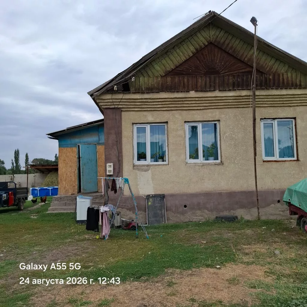 Продается жилой дом с большим двором и хозяйственными постройками