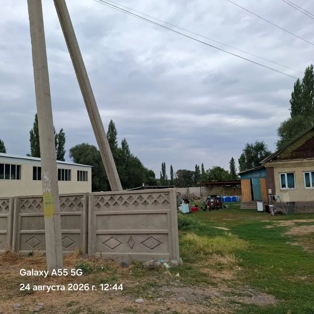 Продается жилой дом с большим двором и хозяйственными постройками