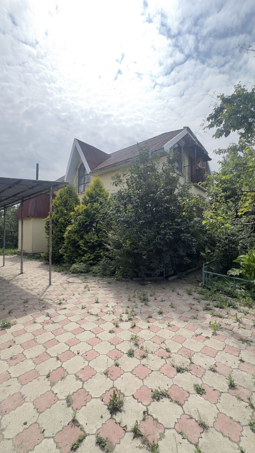 Просторный дом для жизни за городом, с видом на горы и зелёным двором