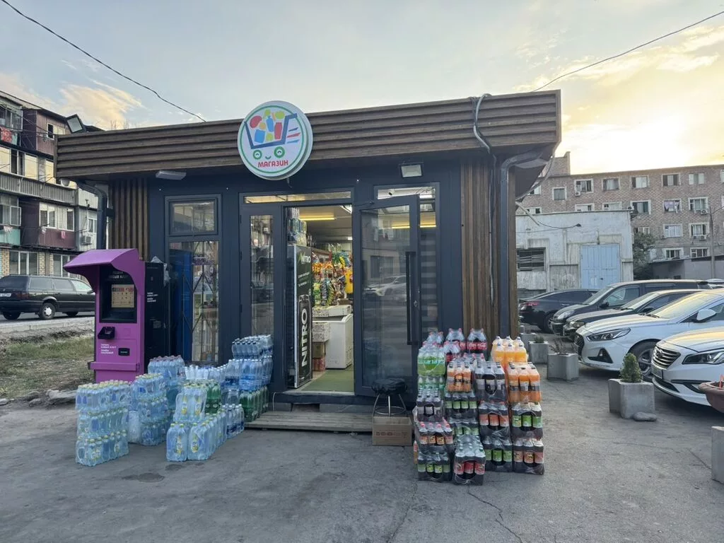 Продается магазин . 45 кв метр новый с местом с оборудованием 7- камер