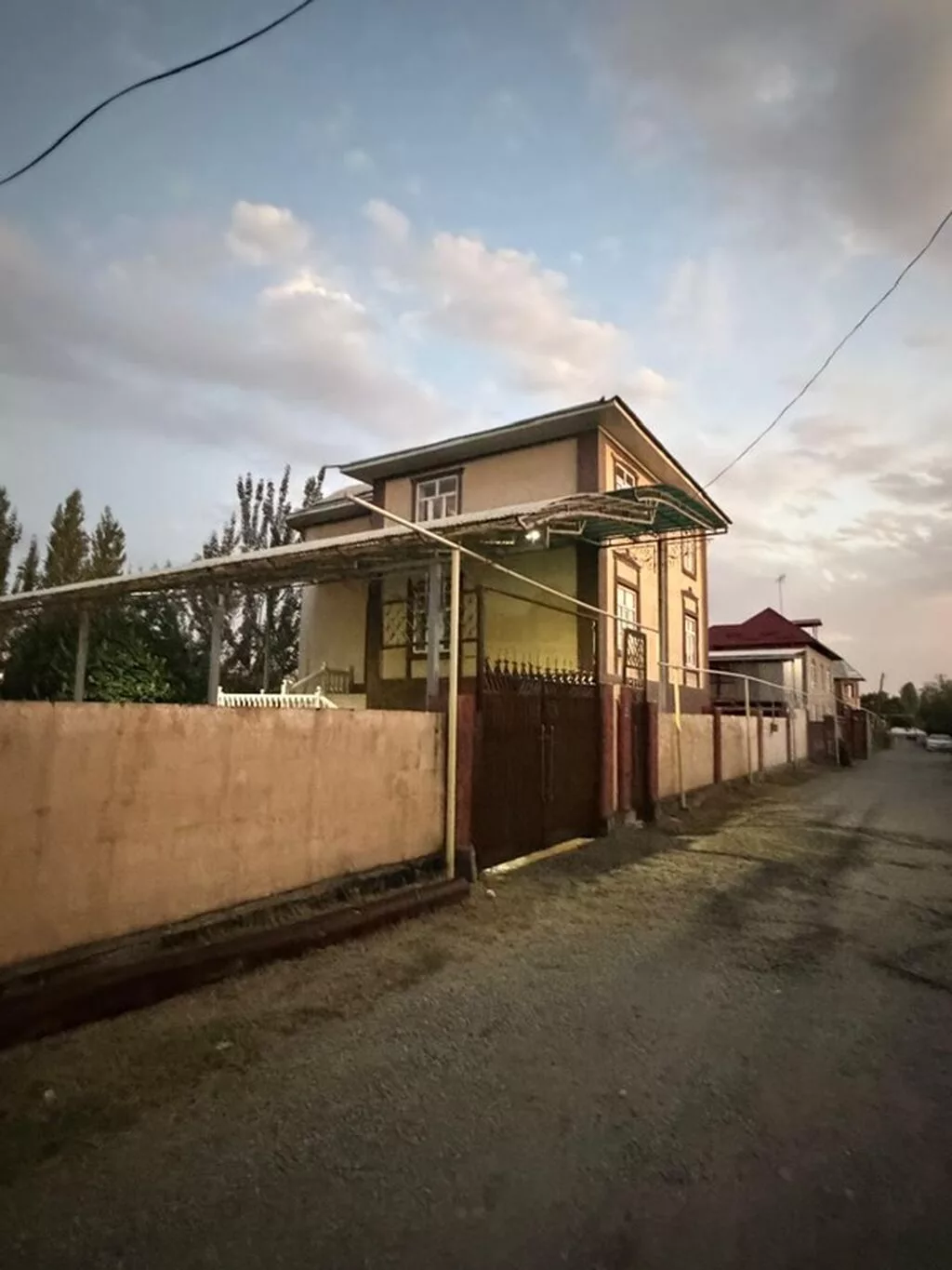 Продается двухэтажный жилой дом с огражденным участком и широкими