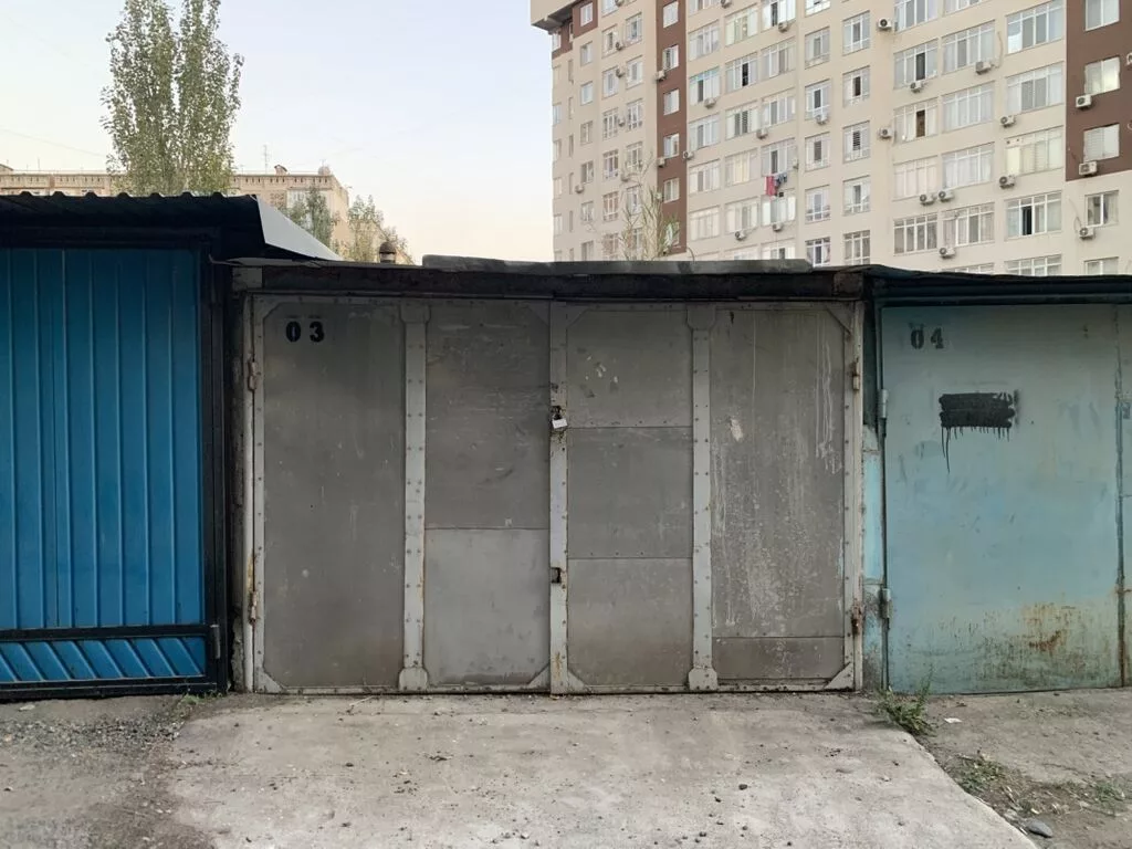 Металлический гараж Находится в 12-ом мкр,имеется красная книга