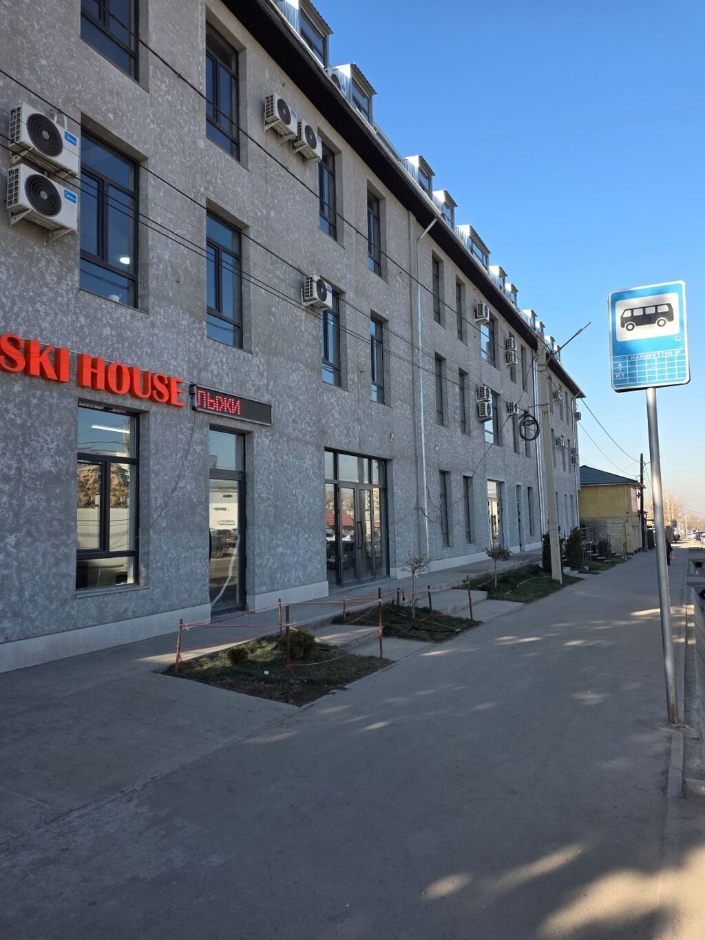 Аренда офисов, 27 м², В бизнес центре, С видом на горы, 1 линия, С оборудованием