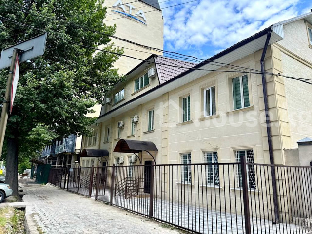 Аренда, коммерческая недвижимость: Чуйская область / Бишкек, город Бишкек, Золотой квадрат - на долгий срок — за 300 000 сом