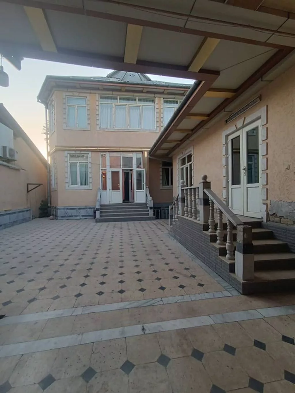 Продается: просторный двухэтажный частный дом с большим выложенным
