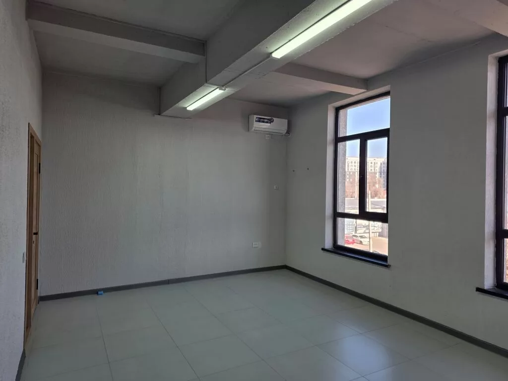 Аренда офисов, 21 м², В бизнес центре, С видом на горы, 1 линия, С оборудованием