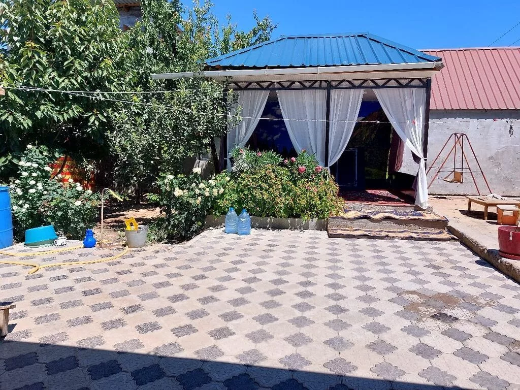 Уй сатылат.Ак-Ордо-3.100м/КВ,4 комната,кухня,топка,склад,участок 4