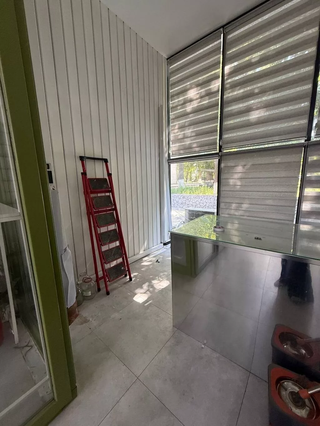 Продажа магазинов В торговом центре, 15 м², Дизайнерский ремонт, Утеплен, 1 этаж