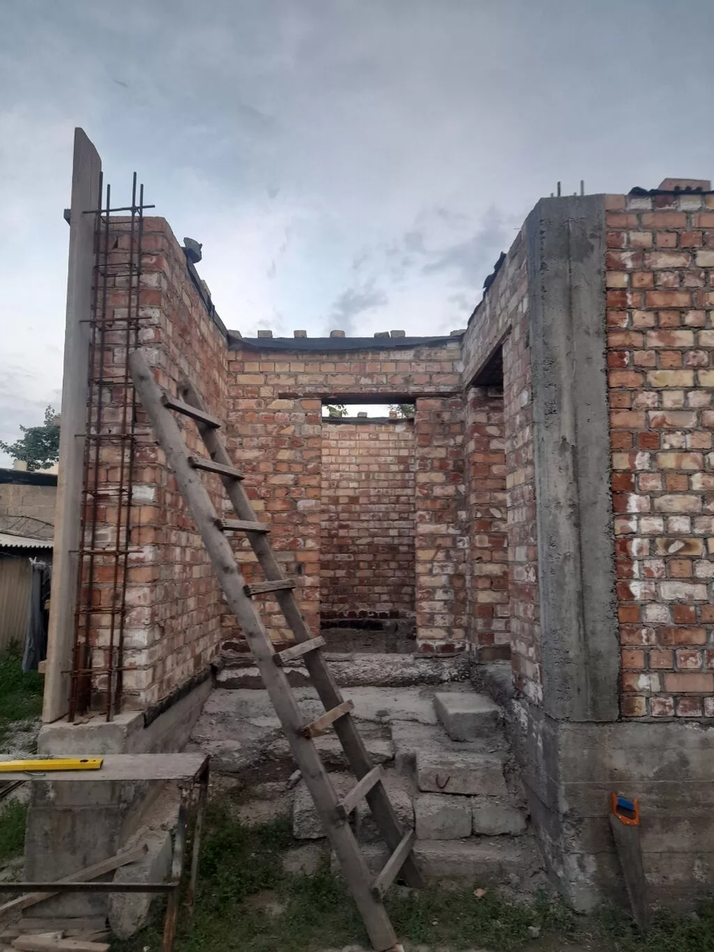 Тупиковый дом недостроенный 2-этажка, 230кв.м+ времянка, хороший район