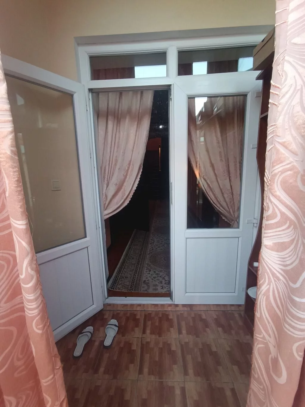 Просторный двухэтажный дом с закрытым двором и террасой. Особенности