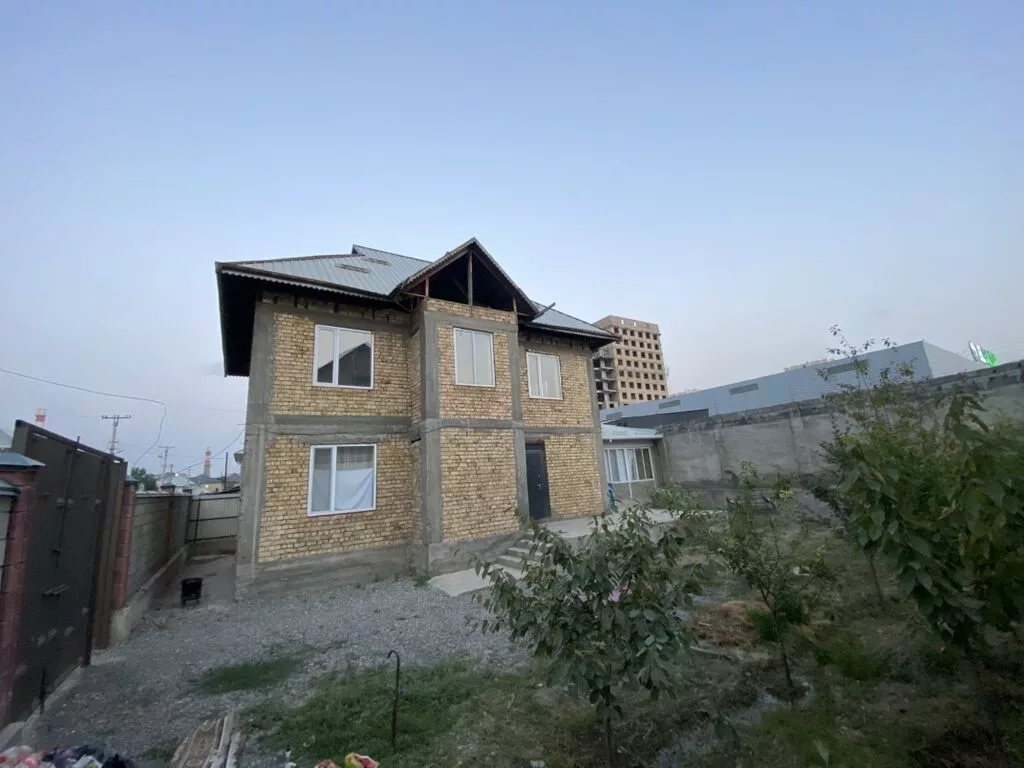 Продаётся двухэтажный кирпичный дом с просторным участком и отдельным