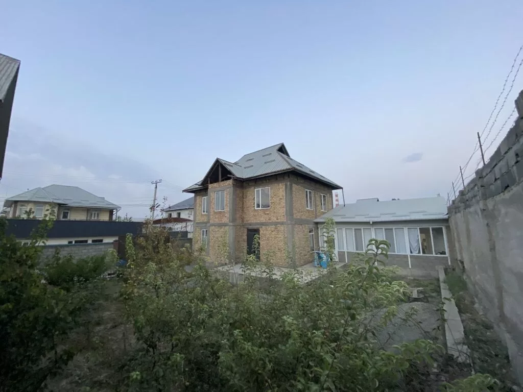 Продаётся двухэтажный кирпичный дом с просторным участком и отдельным