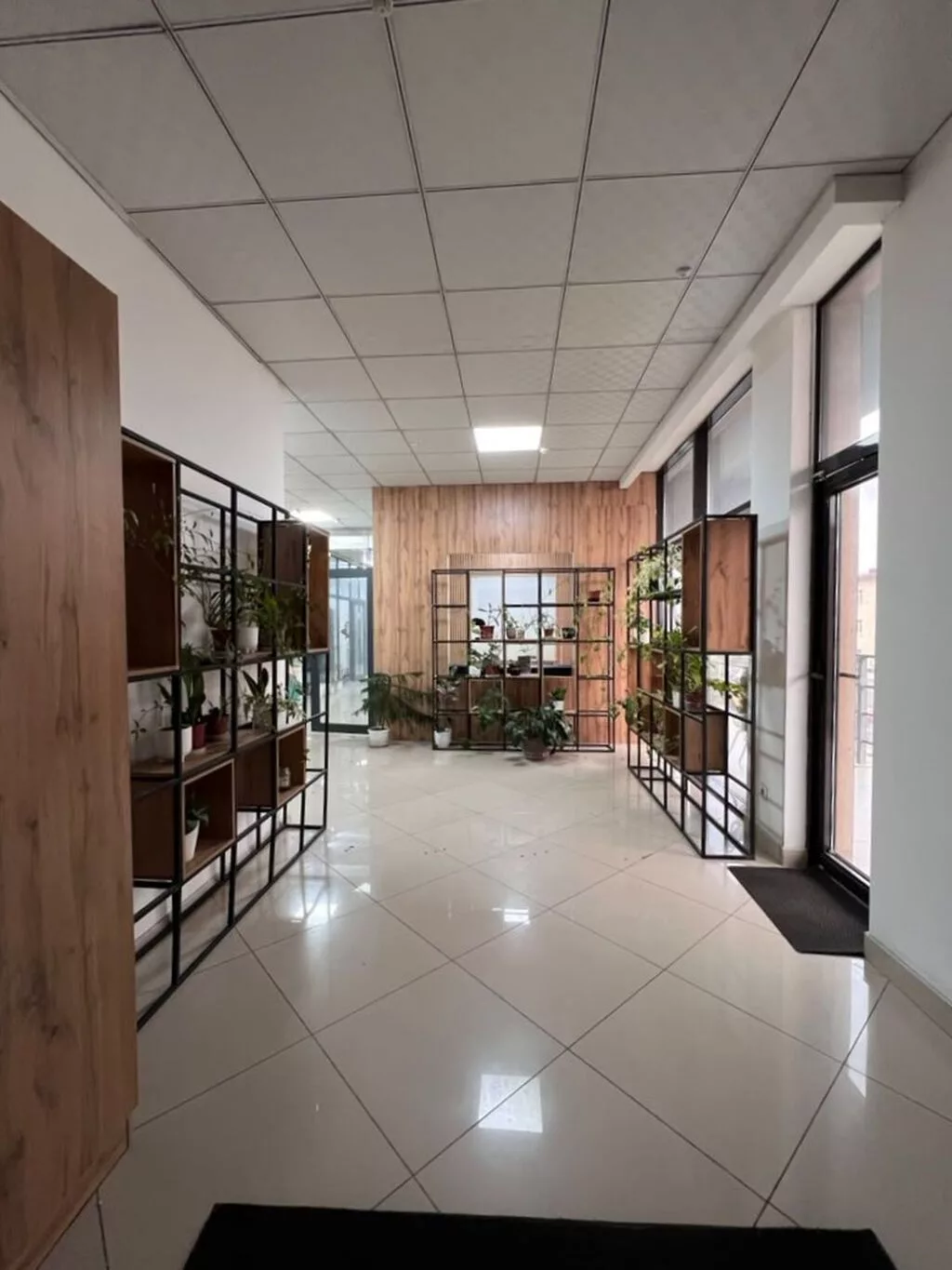 Аренда офисов, 120 м², В бизнес центре, С видом на горы, 1 линия, С отдельной кухней
