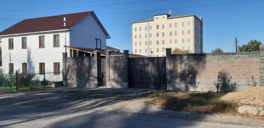 Пр - ся дом по ул. Алыбакова пересекает ул. Айни. Участок 11 сот. Цена