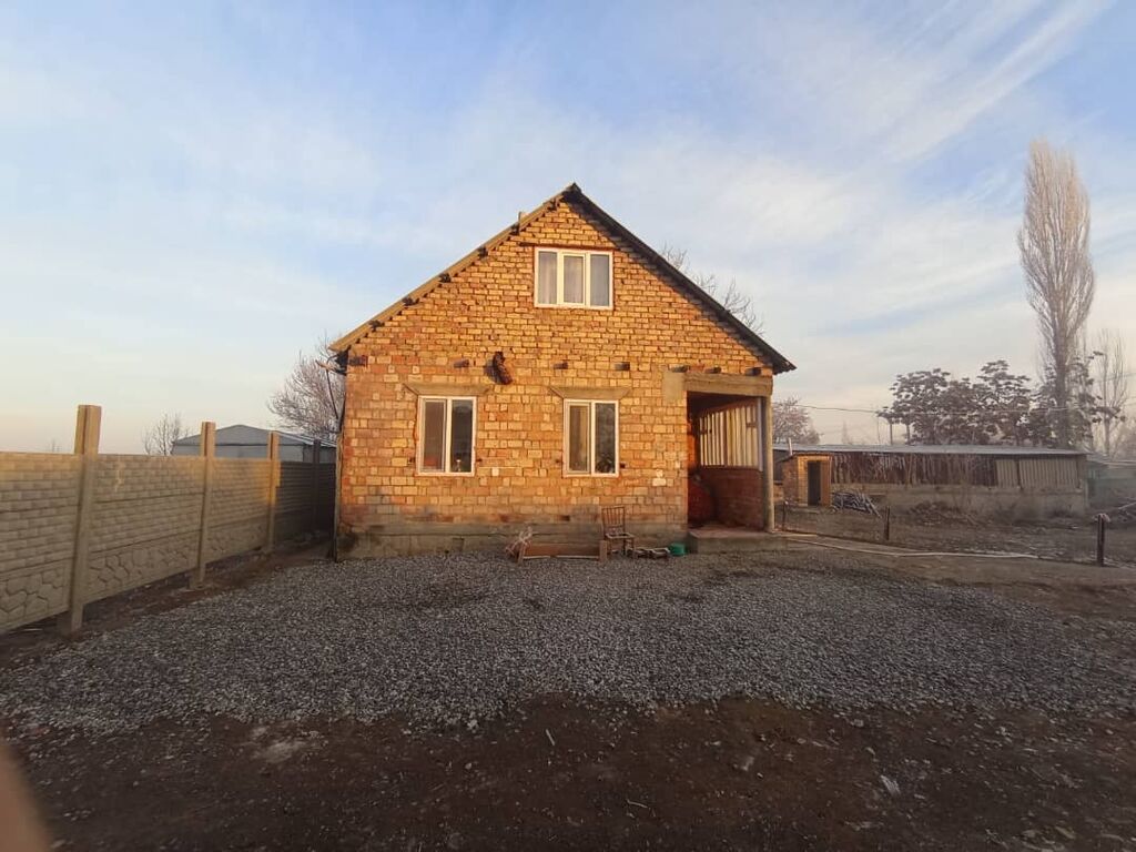 Дом из кирпича с мансардой и закрытым крыльцом/верандой. находится в