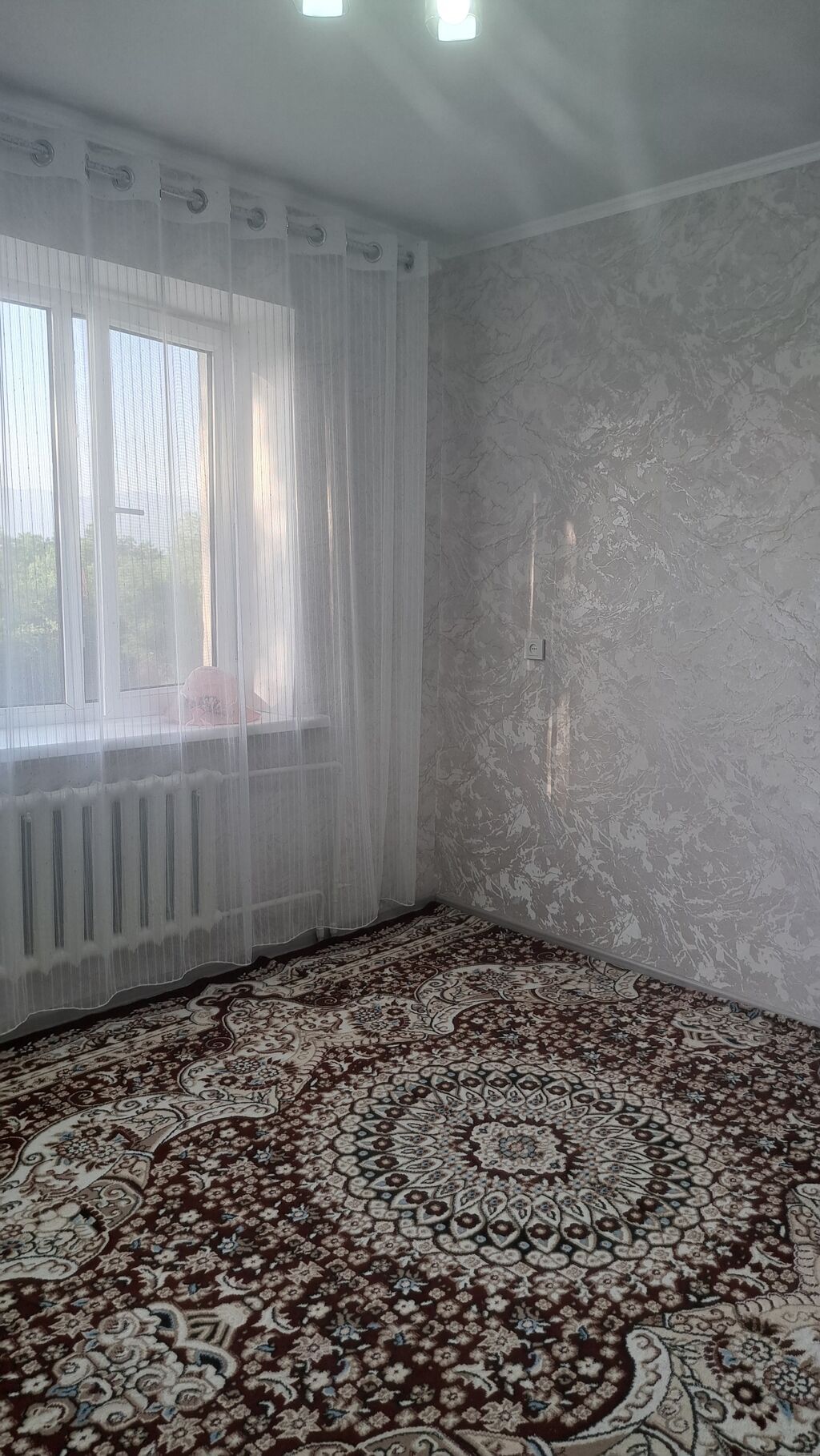 Светлая комната с большим окном и радиатором отопления. - Стены
