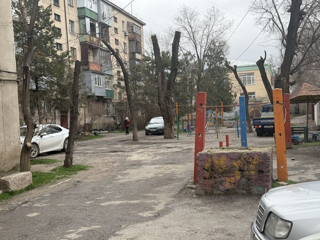 3 комнаты, 52 м², Пишпек Индивидуалка, 1 этаж, Косметический ремонт